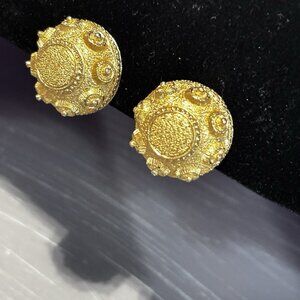 B49 Vintage Monet Gold Tone Textured Clip On Earrings Jewelry